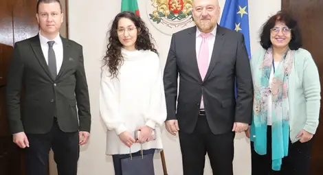 Студентка от Ново село е първият възпитаник на Икономическия университет във Варна на стаж в областната администрация в Русе