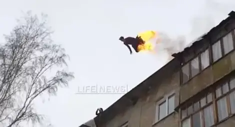 Ученик се запали и скочи от блок /видео/ Ученик се запали и скочи от блок /видео/