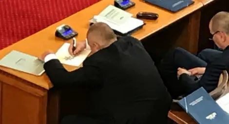 Борисов го изби на творчество в парламента!