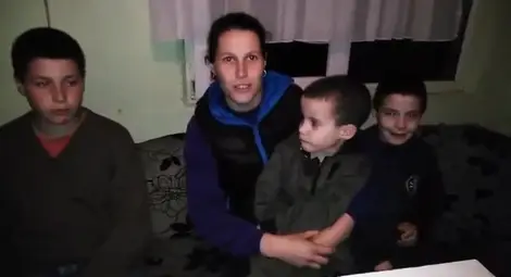 Доброволци и дарители с безценен жест към самотна майка с три деца в Русе Доброволци и дарители с безценен жест към самотна майка с три деца в Русе