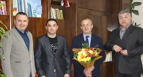 Заместник областните управители Емил Кирилов и Росен Миланов и главният секретар Симеон Иванов бяха сред първите, които поздравиха Стефан Бурджиев. Снимка: ОА Заместник областните управители Емил Кирилов и Росен Миланов и главният секретар Симеон Иванов бяха сред първите, които поздравиха Стефан Бурджиев. Снимка: ОА