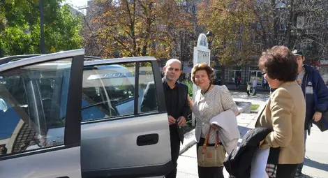 Благодетелка с русенски корен дари автомобил за децата от трите къщички