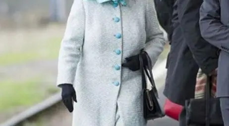 Елизабет II се върна в Лондон от отпуск с електричка