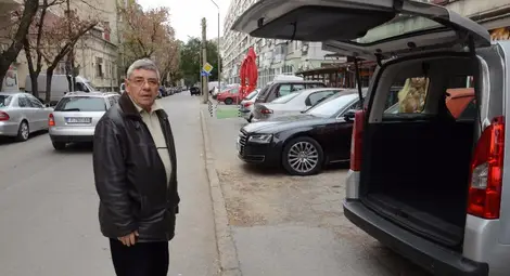 Георги Цветков е ядосан, че постоянните глоби, налагани на клиентите му, защото са спрели пред магазина, са ги пропъдили и това застрашава бизнеса му.                  Снимка: Бисер ТОДОРОВ