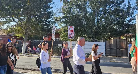 Русенци протестираха в Гюргево срещу изграждането на инсинератора за болнични отпадъци /галерия/ Русенци протестираха в Гюргево срещу изграждането на инсинератора за болнични отпадъци /галерия/