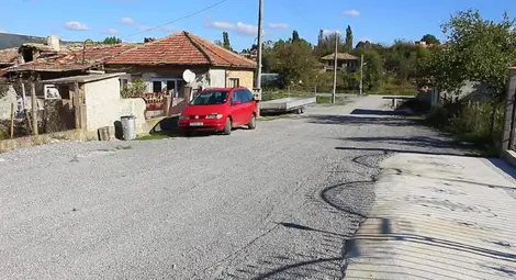 Семейство, работещо в чужбина, стегна улица със собствени средства