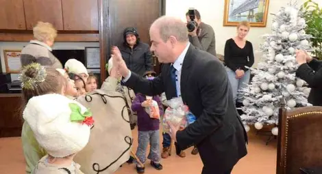 Коледарчета от "Надежда" запяха в Общината /галерия/