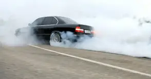 Опасни изпълнения оставиха дрифтър с 2-годишен стаж зад волана без книжка