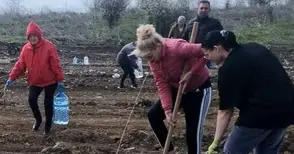 Щръклевчани залесяват старо сметище край селото