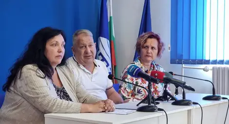 Илиян Русев-Скури, Неви Русева (вляво) и адвокат Биляна Калчева.