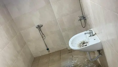 Домакините от Две могили илюстрираха със снимка защо са възмутени от това, което са заварили в съблекалните и санитарните помещения. Снимката от мача на дубъла е от страницата във Фейсбук &bdquo;Областен футбол&ldquo; 