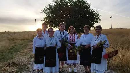 Венци от билки сплетоха за Еньовден в община Ценово