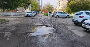 Блок и детска градина в „Здравец“: Уличните дупки вече са опасна зона и за хора, и за автомобили