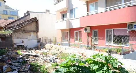 Живеещи зад Халите подложени на денонощна зловонна атака