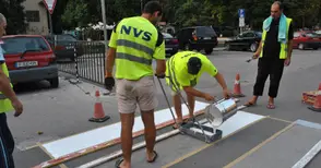 Зебрите пред училища и градини светват с нова боя пластик