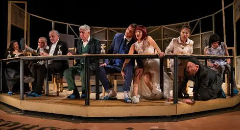 Лъскави костюми и чехли от пазара са  символ на контрастите в &bdquo;Балканска сватба&ldquo;