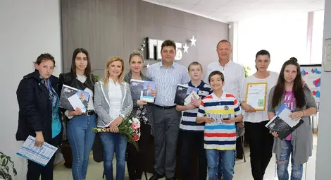 Депутатите от ГЕРБ Пламен Нунев, Светлана Ангелова и д-р Андриан Райков дариха средства на 8 абитуриенти в неравностойно положение - Христо Костов, Ивона Илиева и Ивелина Христова от Дойче шуле, трима от Център за настаняване от семеен тип, Джана Юмерова 