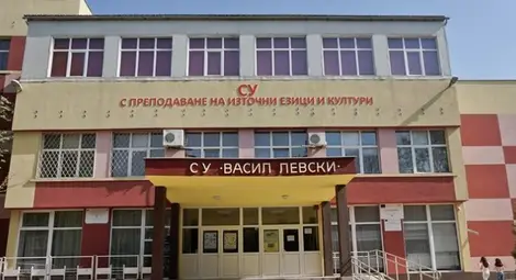 Книжарка удря шамар на първолачка заради съборена неволно стока Книжарка удря шамар на първолачка заради съборена неволно стока