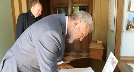 Епископ Страхил Каваленов: Папа Франциск беше светла личност не само заради белите си дрехи. Помолих го да се моли за баща ми и той го направи, а баща ми оздравя