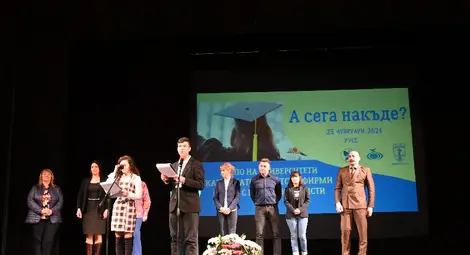 Александър Кондов и Теодора Даскалова откриват форума заедно с поканените ментори.