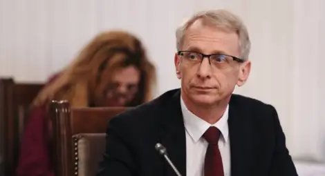 Денков: Все още няма решение дали да отпадне тестването в училище