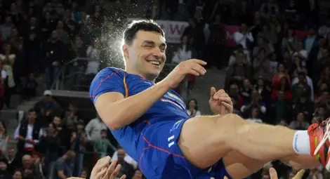 След три момчета Владо Николов с щерка. Честито!