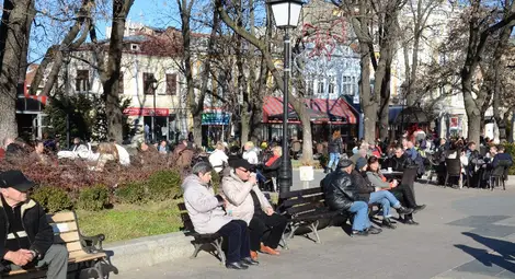 Пролетните 15 градуса напълниха заведенията
