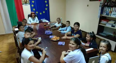 Малките репортери засипват с въпроси кмета на Щръклево Цветелина Михайлова. Снимка: НЧ &bdquo;Възраждане 1906&ldquo;