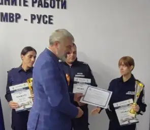 Трима пътни полицаи от Русе с грамоти от областния управител Драгомир Драганов Трима пътни полицаи от Русе с грамоти от областния управител Драгомир Драганов