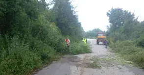 Буря засипа пътя между две села и остави без вода Бяла
