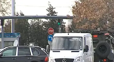 Има бомба в белия съмнителен бус!