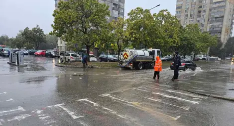 Екипи на фирмата за обществена хигиена отводняват улици в Русе, остава в сила оранжевият код за опасни валежи