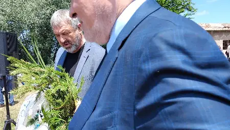 Областният управител Драгомир Драганов, лидерът на СДС Румен Христов и депутатът Георги Кръстев се поклониха пред паметта на жертвите на комунистическия режим в Белене Областният управител Драгомир Драганов, лидерът на СДС Румен Христов и депутатът Георги Кръстев се поклониха пред паметта на жертвите на комунистическия режим в Белене