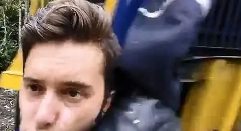 Кондуктор ритна като топка главата на младеж заради селфи /видео/