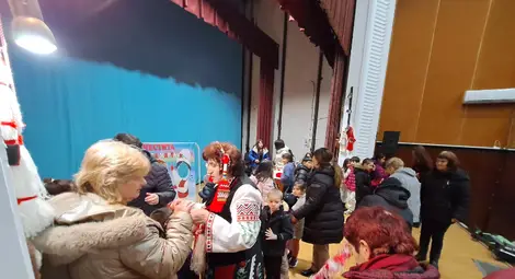 Баба Марта подрани в Ценово &ndash; най-дългата мартеница събра поколенията