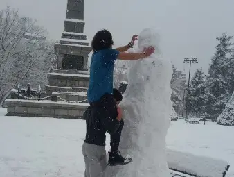 Бъдещи кинезитерапевти изваяха  грамаден снежен човек в центъра