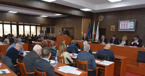 Кренвирши и поздравления за блестящи лъжи в дискусията за имотния данък