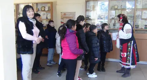 Баба Марта подрани в Ценово &ndash; най-дългата мартеница събра поколенията