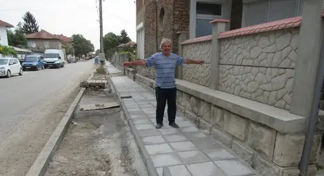 Първи провали на пътя Русе-Кубрат: Тротоари за един човек и плочки над нивото на вратите в Червена вода