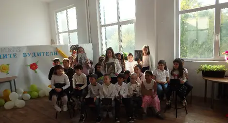 Учениците от Ценово почетоха народните будители
