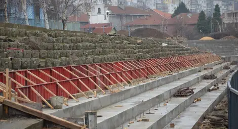 Ремонтът на стадиона в &bdquo;Здравец&ldquo; продължава с голямата трибуна