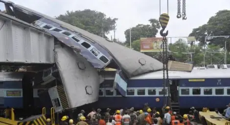 Жестока влакова катастрофа в Индия, жертвите до момента са 40