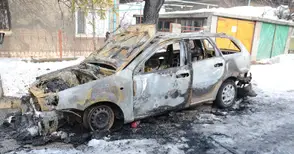 Такси изгоря до ламарина пред очите на шофьора