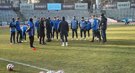 Футболистите проведоха тренировка на Градския стадион. Според Чиликов теренът въобще не е в добро състояние, въпреки че беше пощаден дотук от сняг и дъжд.  Снимка: Георги ХРИСТОВ