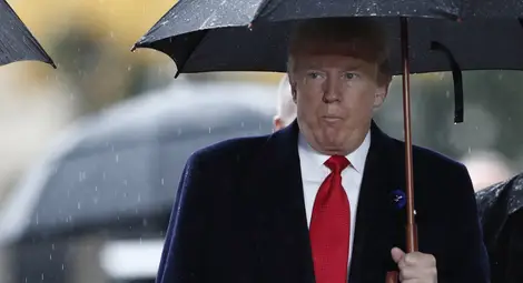 Голи активистки нападнаха кортежа на Тръмп в Париж