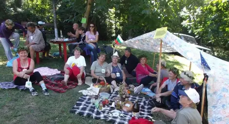 Пенсионери пекоха мезета на жар на пикник край Караманово