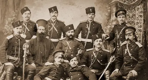 Български офицери през Сръбско-българската война, 1885 г. Снимката е част от албума "За почест". Български офицери през Сръбско-българската война, 1885 г. Снимката е част от албума "За почест".