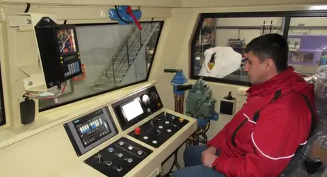 Пултът за управление на локомотива е модернизиран по съвременни стандарти. 