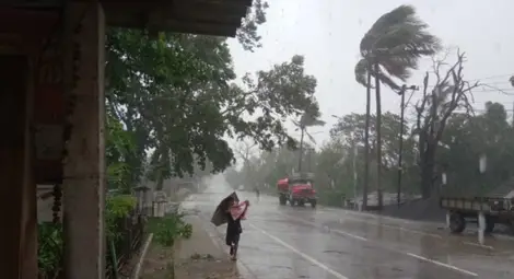 Суперциклон връхлетя Индия