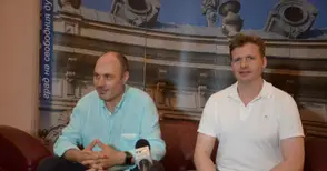 Пекински студенти свирят на пиано на 16 ръце в уникален концерт на „Алегра“